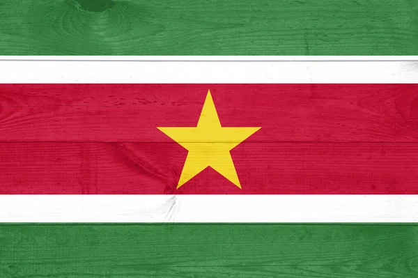 Flagge von Suriname auf grungy Holzplanke Hintergrund gemalt — Stockfoto
