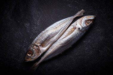 Mutfak masasında iki uskumru var..