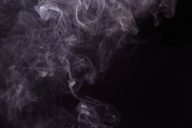 Siyah arkaplanda duman parçaları