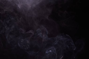 Siyah arkaplanda duman parçaları