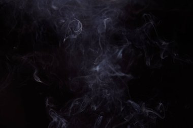 Siyah arkaplanda duman parçaları