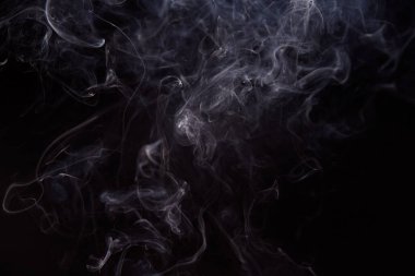 Siyah arkaplanda duman parçaları