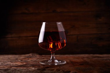 Tahta masada bir bardak viski.