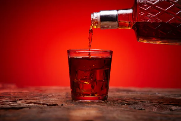 Butelkę Whisky Szklankę Lodu Whiskey Wlewa Się Szklanki — Zdjęcie stockowe