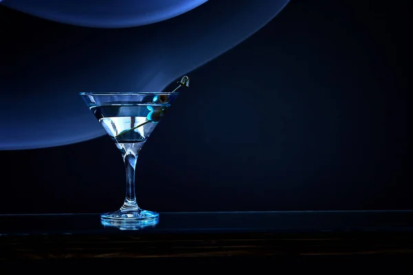 Martini Cocktail Dricka Stänk Med Isbitar Neon Regnbåge Minimalt Nattliv — Stockfoto