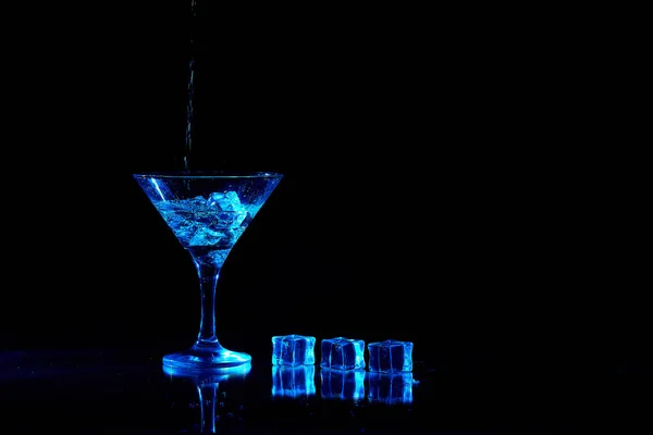 Martini Cocktail Drankje Plons Met Ijsblokjes Neon Iriserende Minimaal Nachtleven — Stockfoto