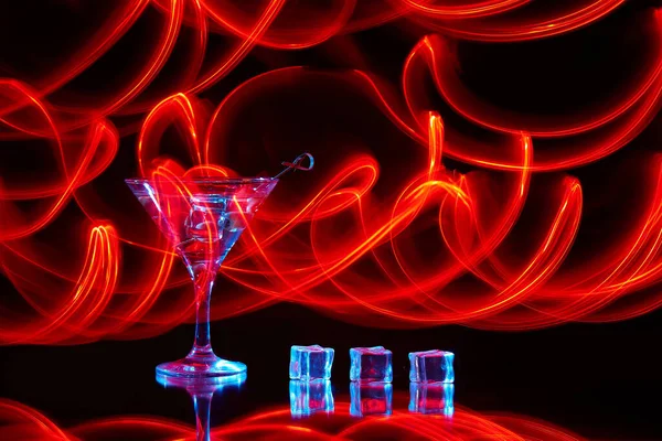 Szkło Neonowe Martini Długą Ekspozycją Czerwone Światła Klubowe — Zdjęcie stockowe