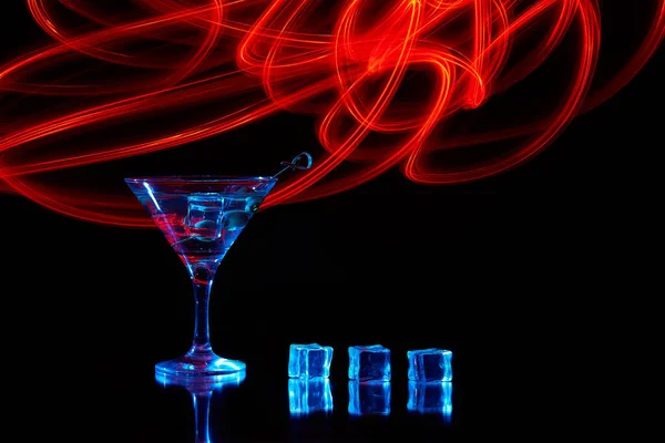 Tiro Cristal Martini Neón Con Exposición Prolongada Luces Rojas Club — Foto de Stock
