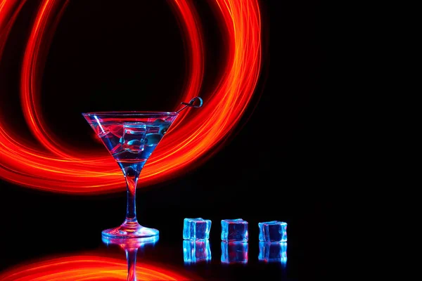 Neon Martini Glas Skott Med Lång Exponering Röda Klubbljus — Stockfoto