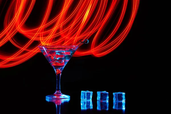 Neon Martini Glas Skott Med Lång Exponering Röda Klubbljus — Stockfoto