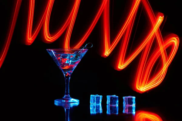 Neon Martini Glas Skott Med Lång Exponering Röda Klubbljus — Stockfoto