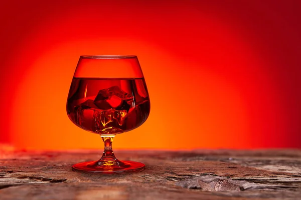 Szklanka Whisky Drewnianym Stole Czerwony Odcień Atmosfery Czas Relaksu Whisky — Zdjęcie stockowe