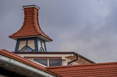 Kıyı kafe binasının üst kısmı.