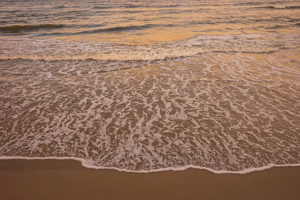 Θάλασσα Surf Στις Ακτίνες Του Ήλιου Που Δύει — Φωτογραφία Αρχείου