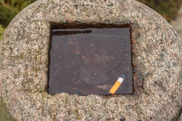 Sigara Izmariti Eski Bir Taşın Içinde Suda Yüzer — Stok fotoğraf