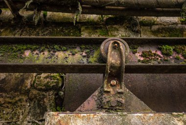 Yosun kaplı demir bir kapının mekanizmasının bir parçası.