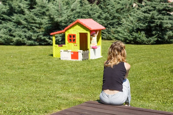 Anne bebek arka görünümünden izliyor