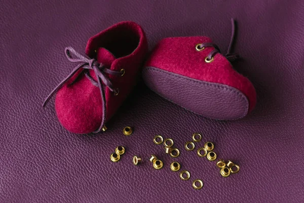 Red Handcrafted Merino Wool Baby Shoes Interested Backgraund — Stock Photo, Image