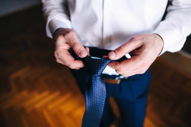 Adam kravatını düzeltiyor