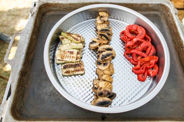 bir tabağa çeşitli ızgara sebze