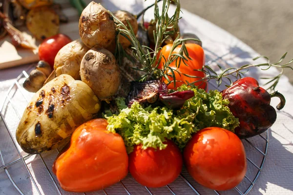 Sebze Izgara, çok sulu ve lezzetli pişmiş. biber, domates, patlıcan