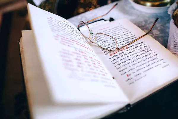 kitap ve gözlük. rahibin eğlence