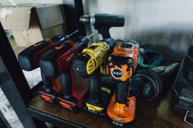 bir dizi matkaplar ve tornavidalar