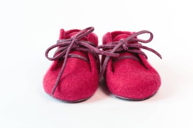 Bordeaux çocuk el yapımı ayakkabı Merinos yün beyaz zemin üzerine yapılan.