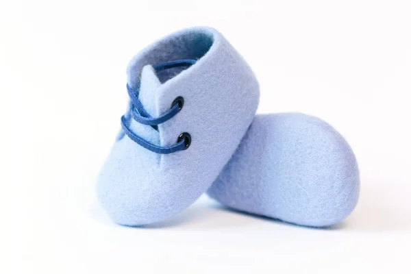 Sapatos Bebê Artesanais Azuis Feitos Merino Fundo Branco — Fotografia de Stock