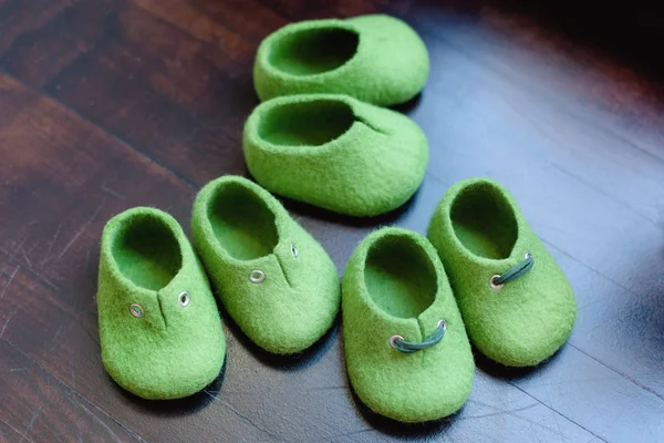 Зеленая Шерсть Меринос Детские Ботинки Столе — стоковое фото