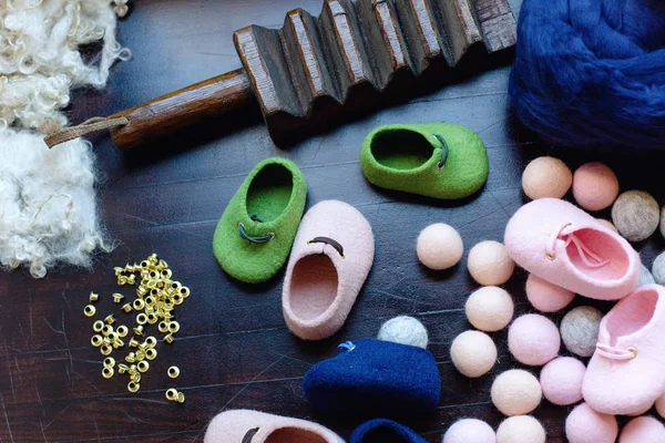 Merinos yün ayakkabı ile çalışmak için çalışma. Çocuk ayakkabı yünden oluşturulması.