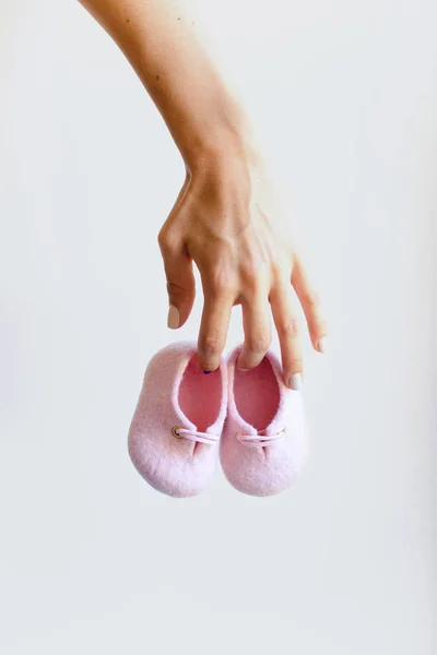 Rosa Handgemachte Schuhe Aus Merinowolle Den Händen Eines Mädchens — Stockfoto