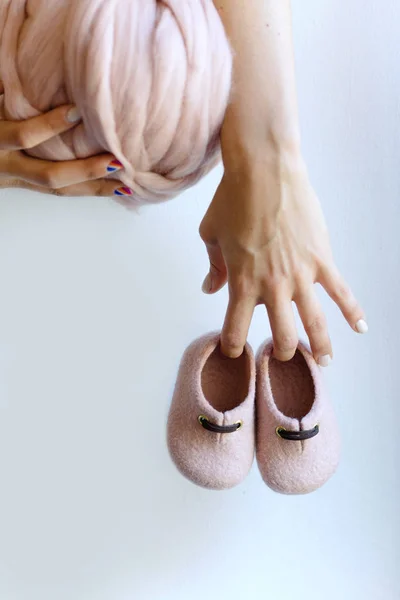 Merinó Gyapjú Kezében Lány Rózsaszín Kézzel Készített Cipő — Stock Fotó