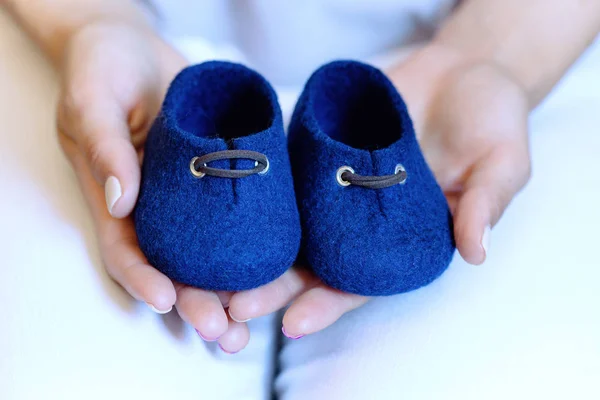 Hand Made Shoes Merino Wool Blue Hands Girl — Stock Photo, Image