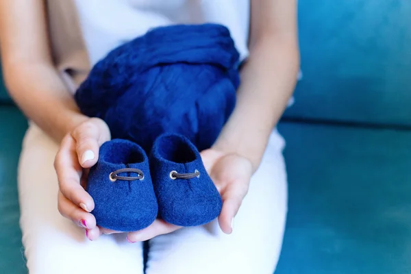 Merinos yün bir kız tur mavi renkteki el yapımı ayakkabı.