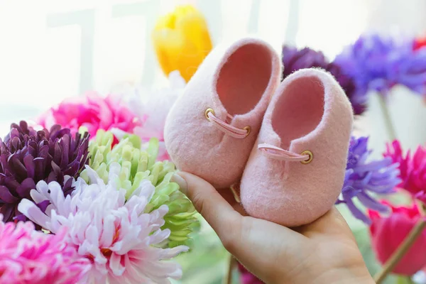 Weiblicher Hand Handgefertigte Schuhe Aus Merinowolle Rosa Hintergrund Der Blumen — Stockfoto
