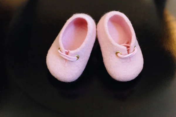 El yapımı ayakkabı Merinos yün pembe renk siyah bir zemin üzerine.
