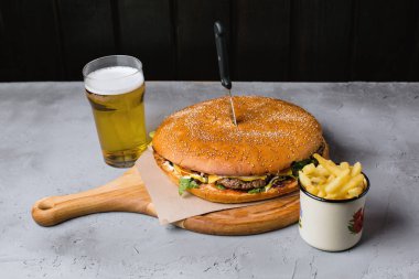 Güzel bir beton zemin üzerine büyük bir burger porsiyon.