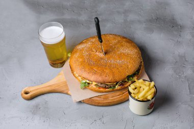 Bir gri beton arka, bir burger büyük erkekler için.