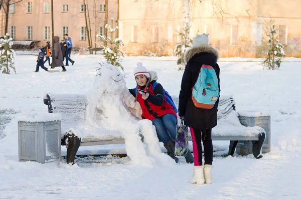 Kış geliyor. İki kız selfie ile bir kardan adam yapıyor — Stok fotoğraf