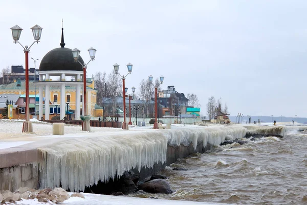 Sonra kış fırtına göl buzla kaplı şehir set — Stok fotoğraf