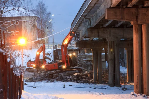 Yıkım işleri: Ekskavatör yok eski Karayolu Köprüsü 