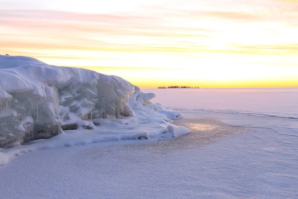 カラフルな明けゆく空と美しい雪景色 — ストック写真