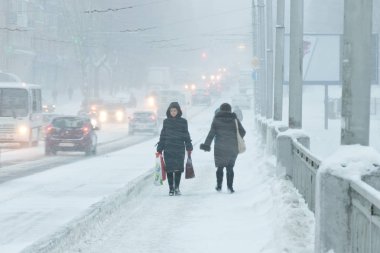 Bir şehirde kötü hava: yoğun kar yağışı ve kış kar fırtınasında