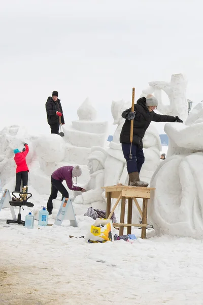 Esnaf bir kar heykel uluslararası Kış Festivali "Hyperborea heykeltraşlık" — Stok fotoğraf