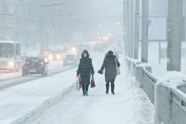 El mal tiempo en una ciudad: una fuerte nevada y ventisca en invierno Fotos De Stock Sin Royalties Gratis