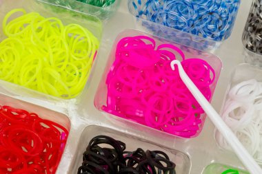 Bilezik ve bir kanca dokuma için lastik bantlar