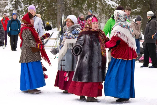 Maslenitsa - grupo de folclore que participa no festival que vem de primavera — Fotografia de Stock