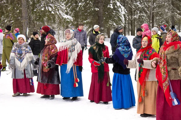 Maslenitsa - bahar gelecek festivalin katılan folklor gurubu — Stok fotoğraf