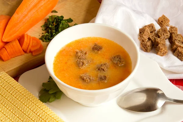 Bezelye, havuç, kabak ve çavdar croutons bitkisel krem çorba 